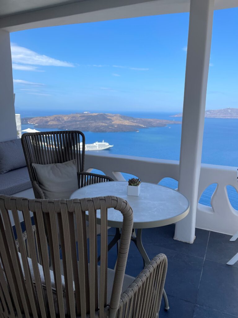 Athina Luxury Suites hotel comes up with 6 brand new honeymoon suites. 