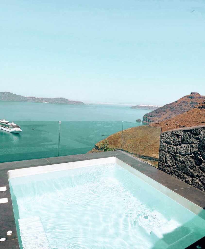 Athina Luxury Suites hotel comes up with 6 brand new honeymoon suites. 