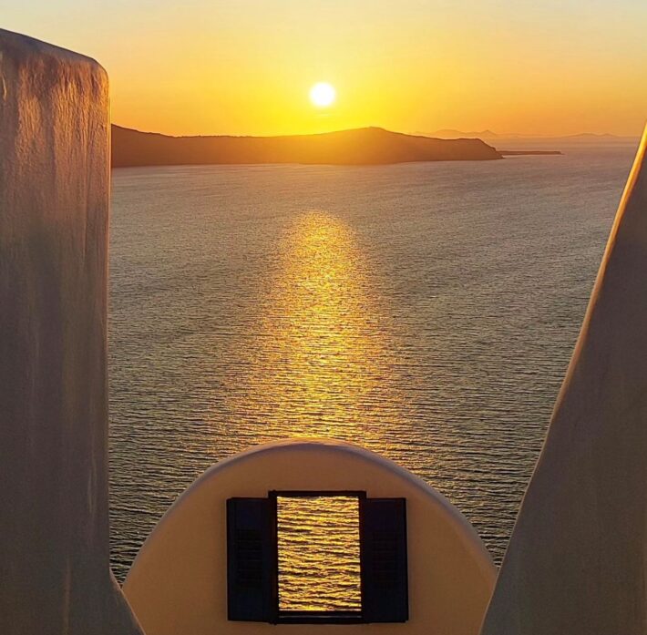 Santorini Sunset - The Ultimate Guide to Sunset Spots in Santorini: Where to Catch the Magic Hour