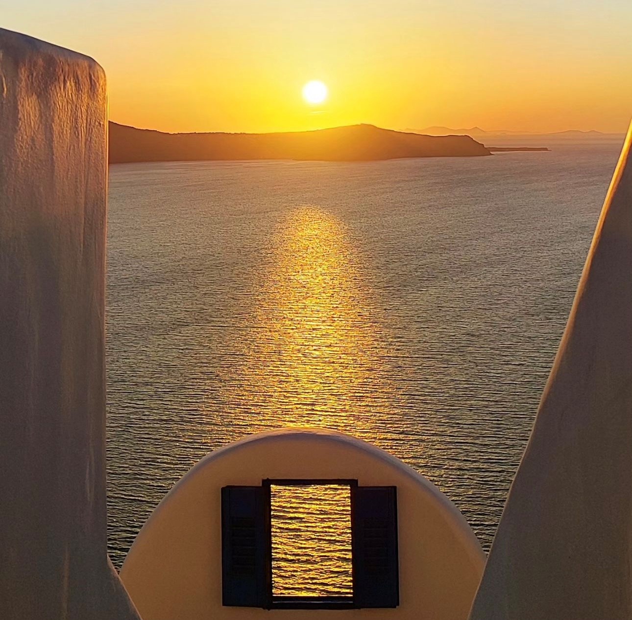 Santorini Sunset - The Ultimate Guide to Sunset Spots in Santorini: Where to Catch the Magic Hour